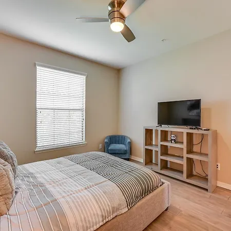 Chic Country Club Condo With Upscale Amenities